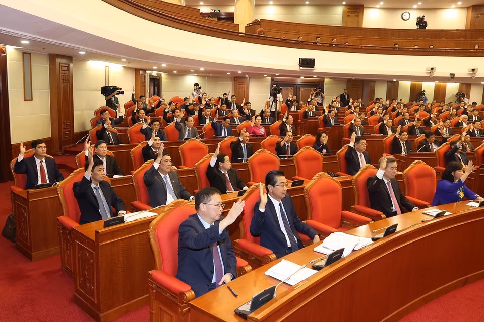 Các đại biểu biểu quyết thông qua Nghị quyết Hội nghị Trung ương giữa nhiệm kỳ khóa XIII. (Ảnh: Trí Dũng/TTXVN)