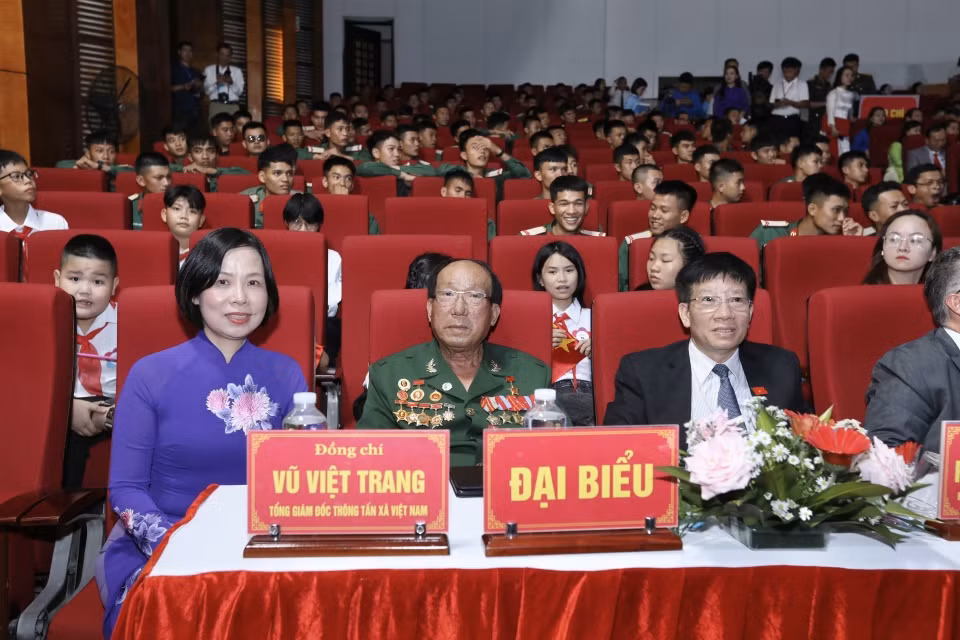 Tổng Giám đốc TTXVN Vũ Việt Trang và các đại biểu tham dự Lễ kỷ niệm. (Ảnh: Minh Quyết/TTXVN)