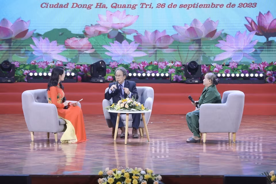Gặp gỡ, giao lưu cùng nhân chứng lịch sử Nguyễn Xuân Phong, nguyên Vụ trưởng Vụ châu Mỹ (Bộ Ngoại giao), phiên dịch viên khi Chủ tịch Fidel Castro sang thăm Việt Nam và nhân chứng Hoàng Thị Chẩm (dũng sỹ Dốc Miếu). (Ảnh: Minh Quyết/TTXVN)