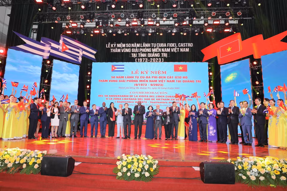 Đại biểu chụp ảnh chung. (Ảnh: Thanh Tùng/TTXVN)