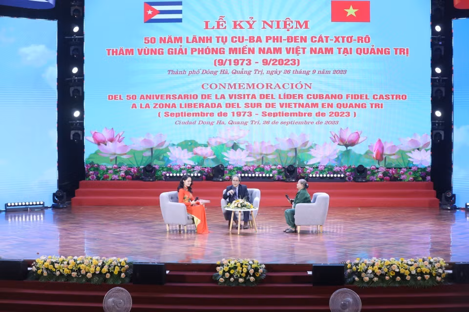 Gặp gỡ, giao lưu cùng nhân chứng lịch sử Nguyễn Xuân Phong, nguyên Vụ trưởng Vụ châu Mỹ, Bộ Ngoại giao, phiên dịch viên khi Chủ tịch Fidel Castro sang thăm Việt Nam và nhân chứng Hoàng Thị Chẩm (dũng sỹ Dốc Miếu). (Ảnh: Thanh Tùng/TTXVN)