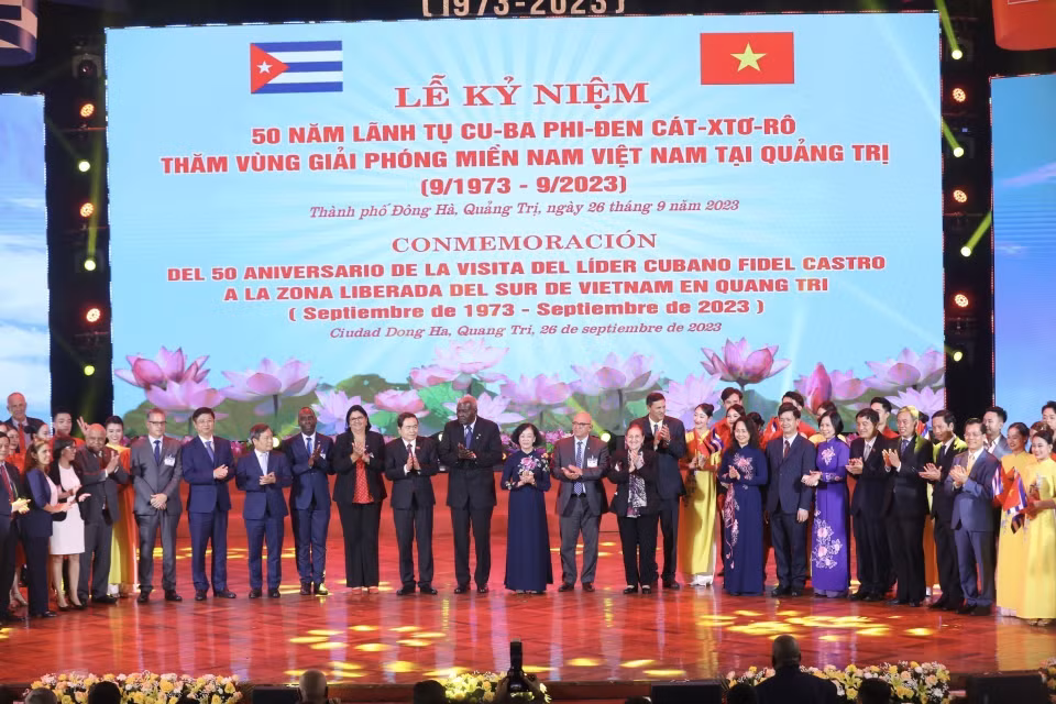 Đại biểu chụp ảnh chung. (Ảnh: Thanh Tùng/TTXVN)