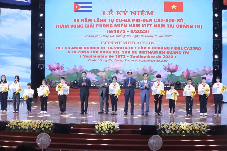 Ban tổ chức trao giải Cuộc thi vẽ tranh "Thiếu nhi Việt Nam - Cuba thắm tình đoàn kết". (Ảnh: Thanh Tùng/TTXVN)