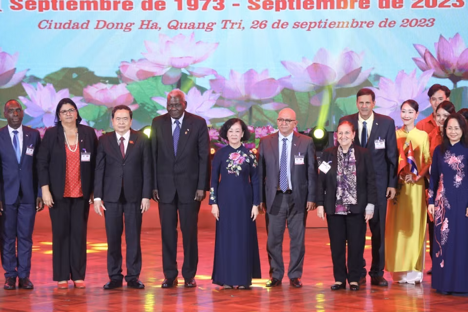 Ông Esteban Lazo Hernandez, Ủy viên Bộ Chính trị, Chủ tịch Quốc hội Cuba; bà Trương Thị Mai, Ủy viên Bộ Chính trị, Thường trực Ban Bí thư, Trưởng Ban Tổ chức Trung ương; ông Trần Thanh Mẫn, Ủy viên Bộ Chính trị, Phó Chủ tịch thường trực Quốc hội và các đại biểu tại Lễ kỷ niệm. (Ảnh: Thanh Tùng/TTXVN)