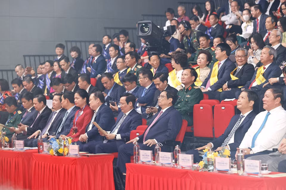 Thủ tướng Phạm Minh Chính với các đại biểu tham dự kỷ niệm Ngày Doanh nhân Việt Nam. (Ảnh: Dương Giang/TTXVN)