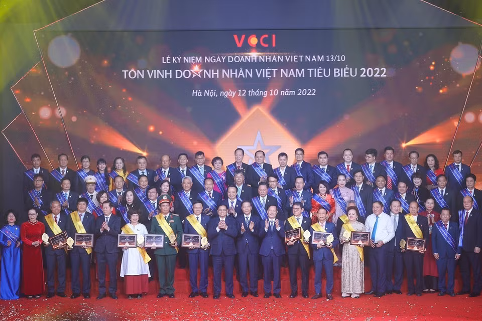 Thủ tướng Phạm Minh Chính với các Doanh nhân tiêu biểu. (Ảnh: Dương Giang/TTXVN)