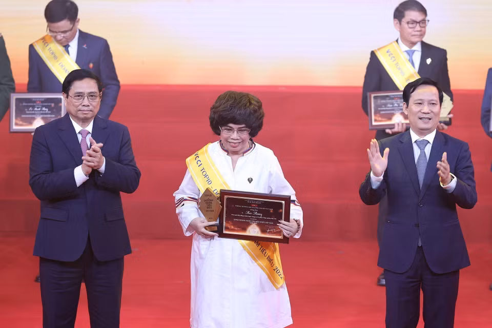 Thủ tướng Phạm Minh Chính trao tặng danh hiệu tôn vinh các doanh nhân được vinh danh Top 10 Doanh nhân Việt Nam tiêu biểu nhất. (Ảnh: Dương Giang/TTXVN)