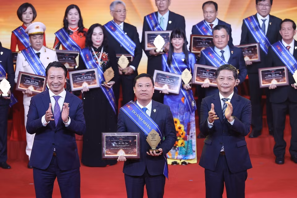 Trưởng Ban Kinh tế Trung ương Trần Tuấn Anh trao tặng danh hiệu tôn vinh các Doanh nhân Việt Nam tiêu biểu. (Ảnh: Dương Giang/TTXVN)