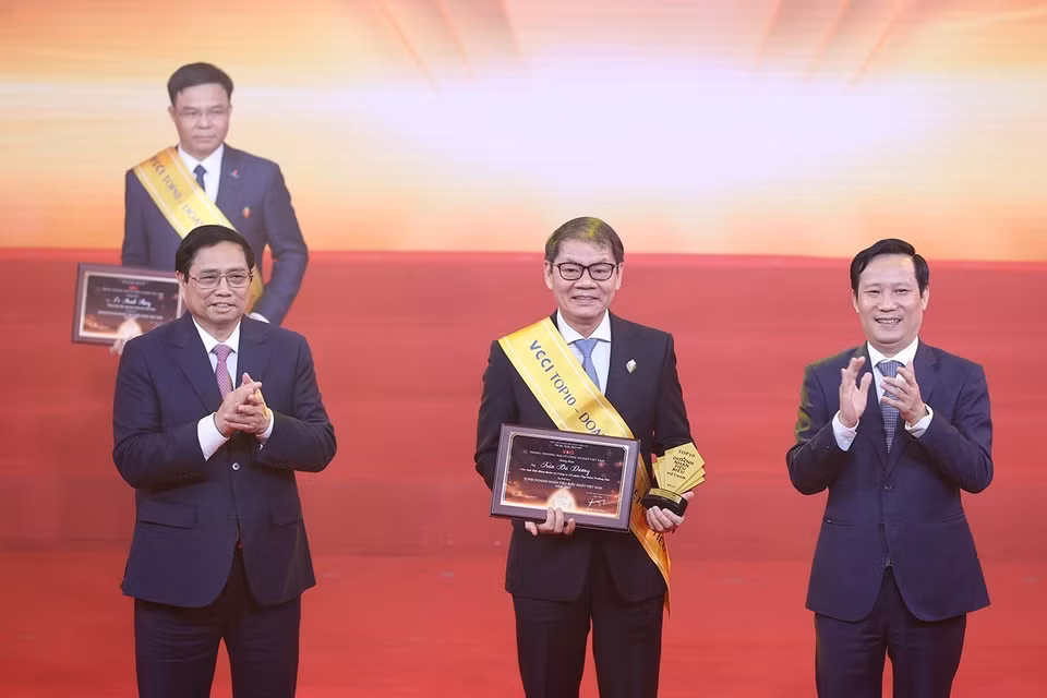 Thủ tướng Phạm Minh Chính trao tặng danh hiệu tôn vinh các doanh nhân được vinh danh Top 10 Doanh nhân Việt Nam tiêu biểu nhất. (Ảnh: Dương Giang/TTXVN)