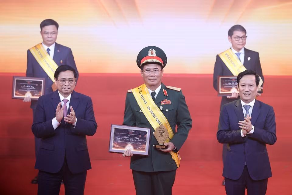 Thủ tướng Phạm Minh Chính trao tặng danh hiệu tôn vinh các doanh nhân được vinh danh Top 10 Doanh nhân Việt Nam tiêu biểu nhất. (Ảnh: Dương Giang/TTXVN)