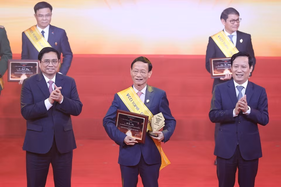 Thủ tướng Phạm Minh Chính trao tặng danh hiệu tôn vinh các doanh nhân được vinh danh Top 10 Doanh nhân Việt Nam tiêu biểu nhất. (Ảnh: Dương Giang/TTXVN)