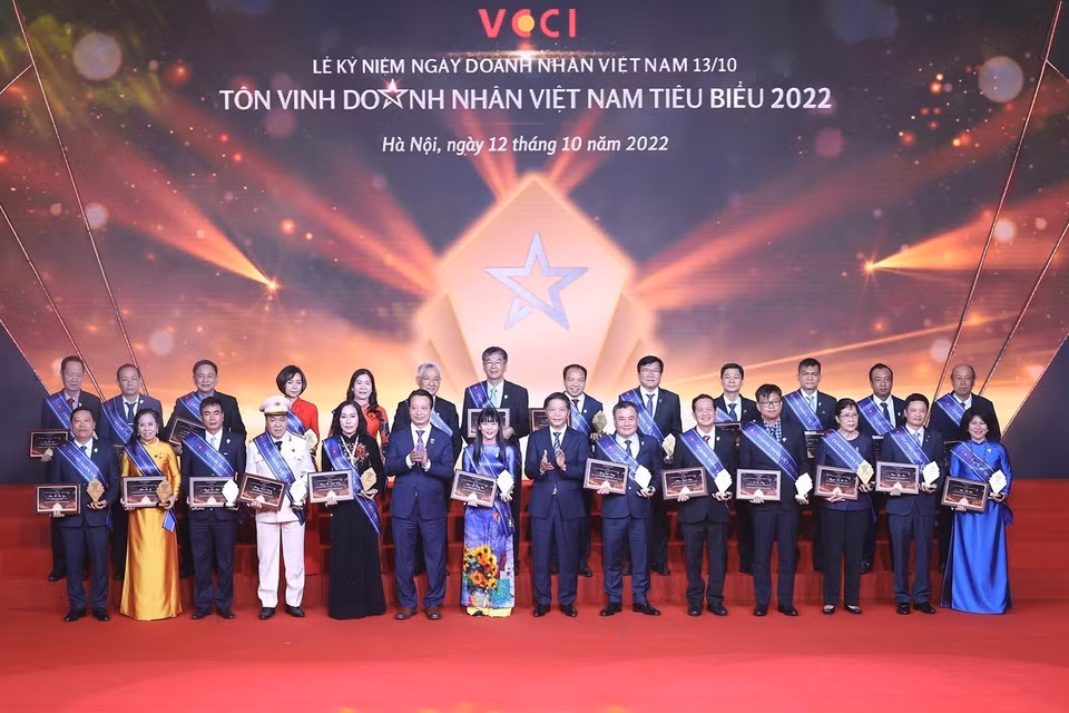 Trưởng Ban Kinh tế Trung ương Trần Tuấn Anh trao tặng danh hiệu tôn vinh các Doanh nhân Việt Nam tiêu biểu. (Ảnh: Dương Giang/TTXVN)