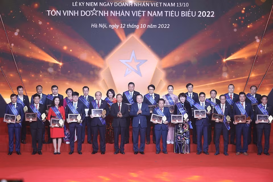 Chủ tịch Ủy ban Quản lý vốn Nhà nước tại Doanh nghiệp Nguyễn Hoàng Anh trao tặng danh hiệu tôn vinh các Doanh nhân Việt Nam tiêu biểu. (Ảnh: Dương Giang/TTXVN)