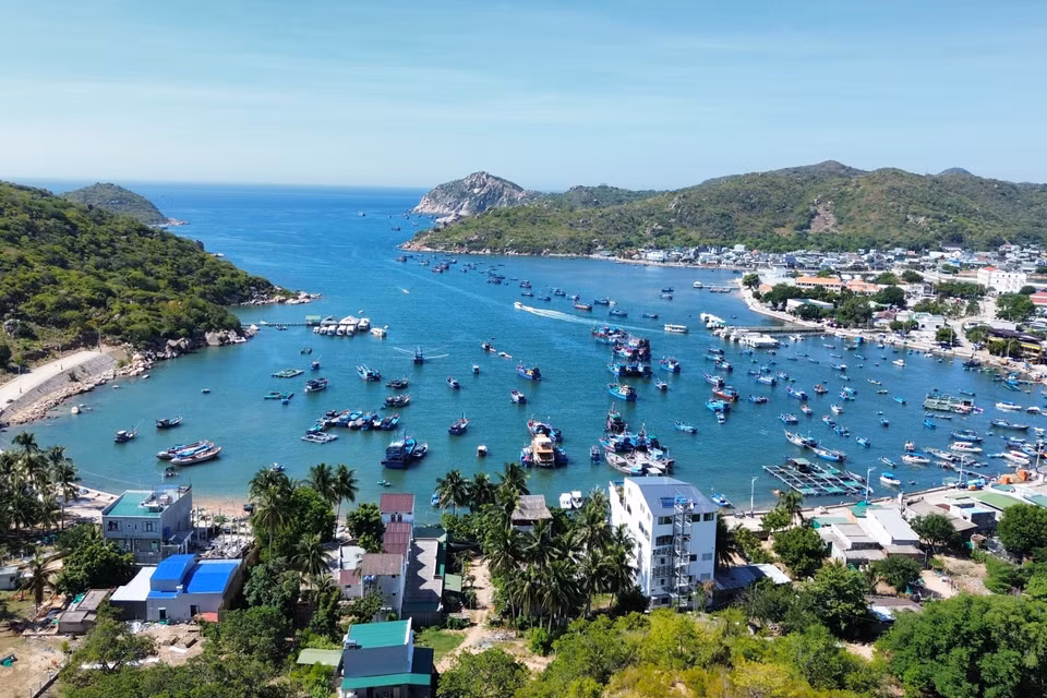 Danh thắng Vịnh Vĩnh Hy nằm trong Khu Dự trữ Sinh quyển Thế giới Núi Chúa. (Ảnh: Nguyễn Thành/TTXVN)