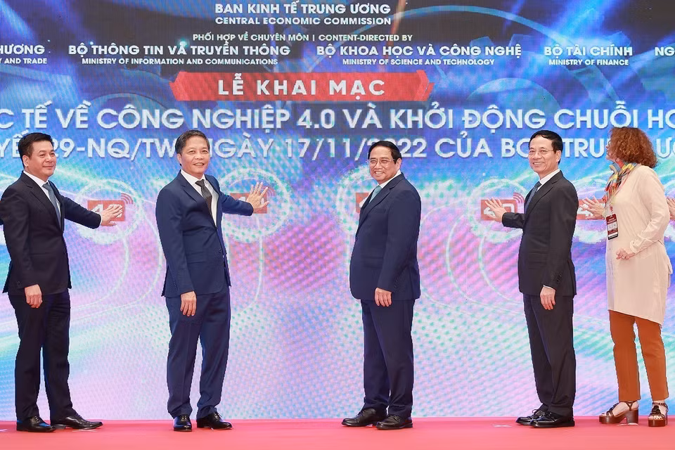 Thủ tướng Phạm Minh Chính và các đại biểu khai mạc Triển lãm Quốc tế về Công nghiệp 4.0 năm 2023. (Ảnh: Dương Giang/TTXVN)