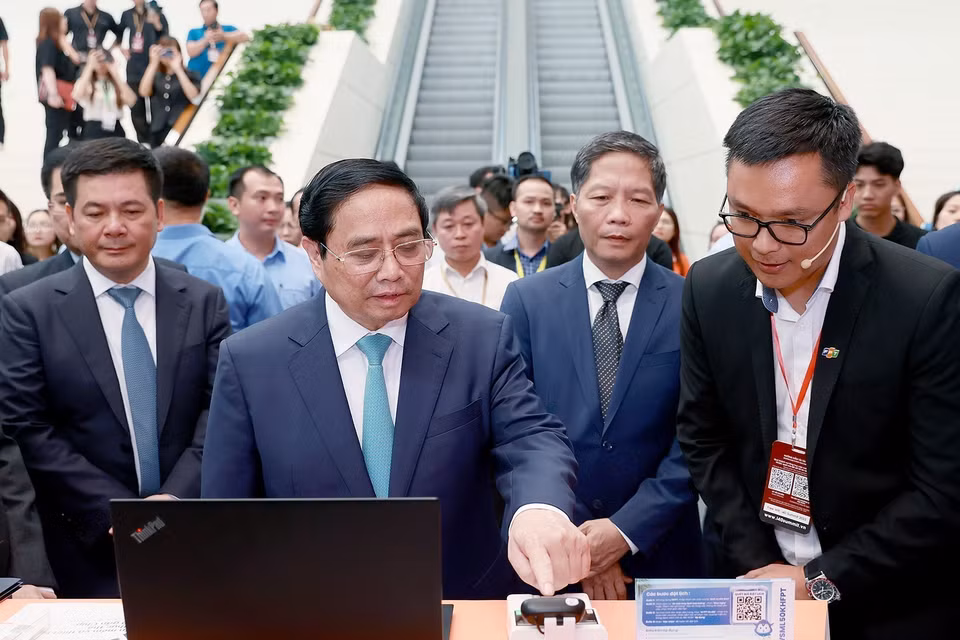Thủ tướng Phạm Minh Chính tham quan Triển lãm Quốc tế về Công nghiệp 4.0 năm 2023. (Ảnh: Dương Giang/TTXVN)