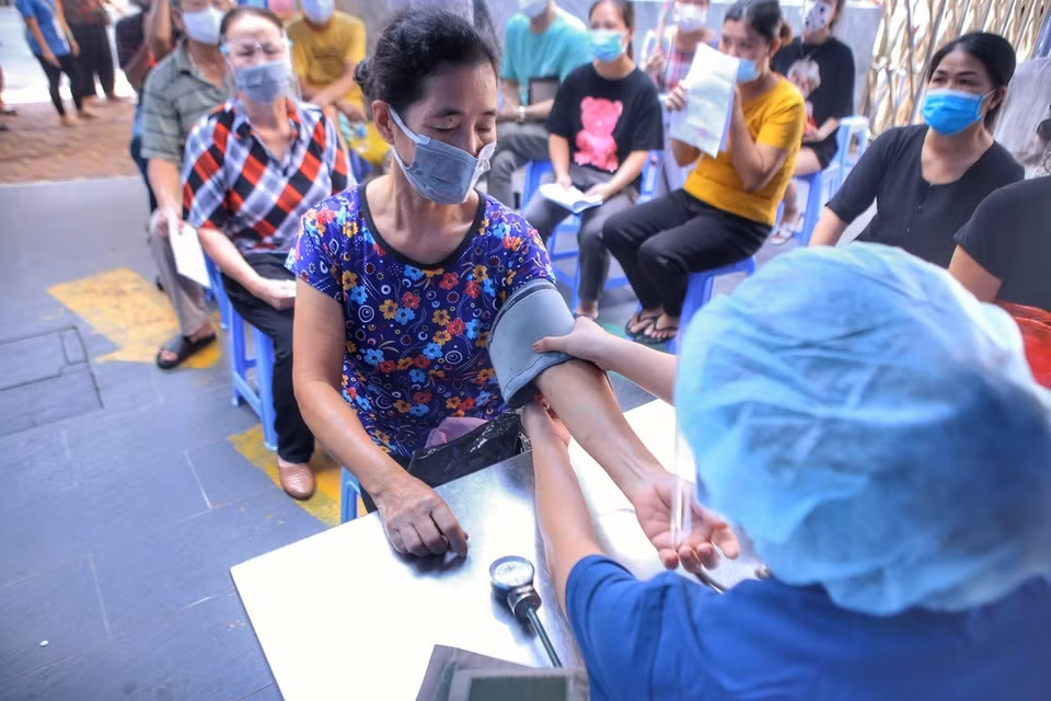 Khám sàng lọc trước tiêm cho người dân phường Phạm Đình Hổ (Hai Bà Trưng) chiều 9/9 tại điểm tiêm Bệnh viện Đa khoa Hà Nội. (Ảnh: Tuấn Đức/TTXVN)