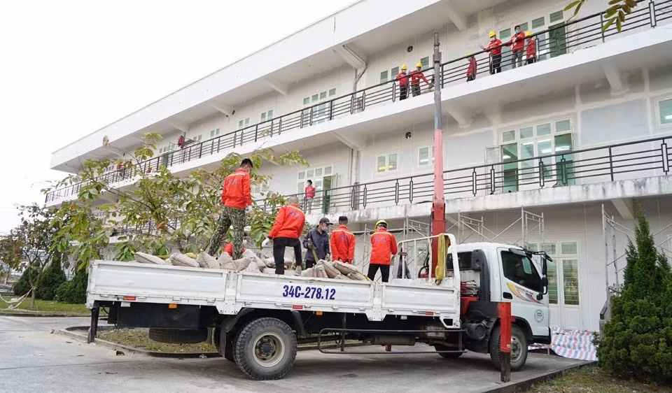 Vận chuyển nguyên vật liệu đến để triển khai thi công bệnh viện dã chiến. (Ảnh: TTXVN phát)