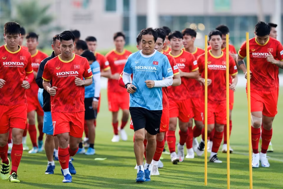 Trợ lý Lee Young Jin chạy cùng các cầu thủ. (Ảnh: Hoàng Linh/TTXVN)