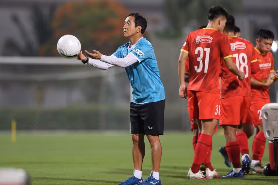 Trợ lý Lee Young-jin tại buổi tập. (Ảnh: Hoàng Linh/TTXVN)