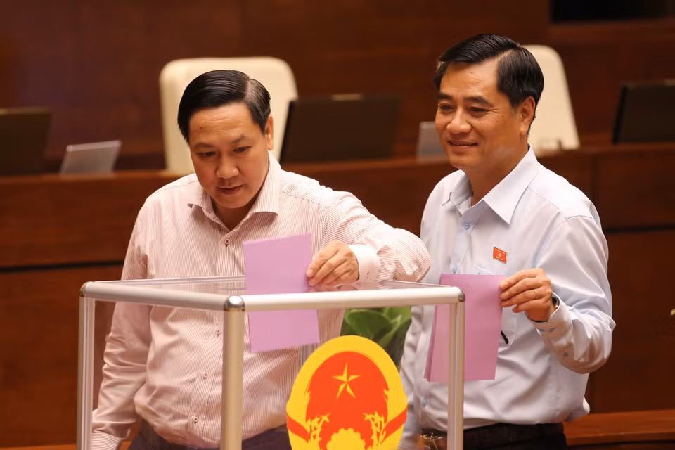  Các đại biểu bỏ phiếu miễn nhiệm một số Phó Chủ tịch Quốc hội. (Ảnh: Dương Giang/TTXVN)