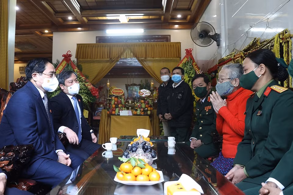 Thủ tướng Phạm Minh Chính thăm, động viên gia đình Thiếu tướng Nguyễn Văn Man, nguyên Phó Tư lệnh Quân khu 4 đã hy sinh trong khi làm nhiệm vụ cứu hộ, cứu nạn tại Thủy điện Rào Trăng 3. (Ảnh: Dương Giang/TTXVN)