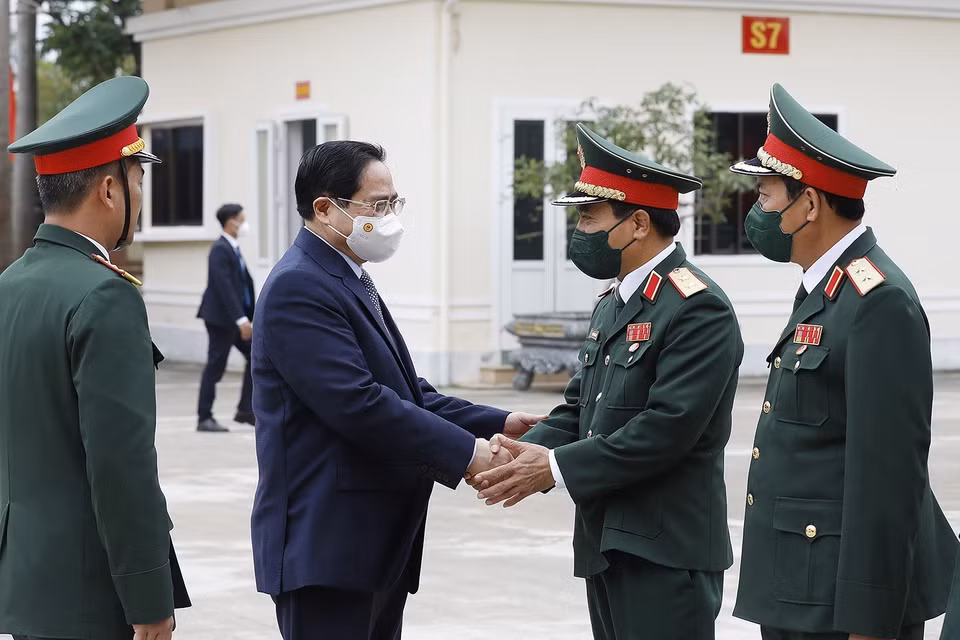 Hình ảnh Thủ tướng Phạm Minh Chính với cán bộ, sỹ quan Bộ Chỉ huy quân sự tỉnh Quảng Bình. (Ảnh: Dương Giang/TTXVN)