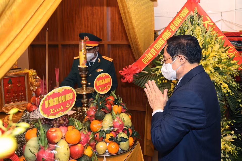 Thủ tướng Phạm Minh Chính thắp hương tưởng niệm Thiếu tướng Nguyễn Văn Man, nguyên Phó Tư lệnh Quân khu 4 đã hy sinh trong khi làm nhiệm vụ cứu hộ, cứu nạn tại Thủy điện Rào Trăng 3. (Ảnh: Dương Giang/TTXVN)