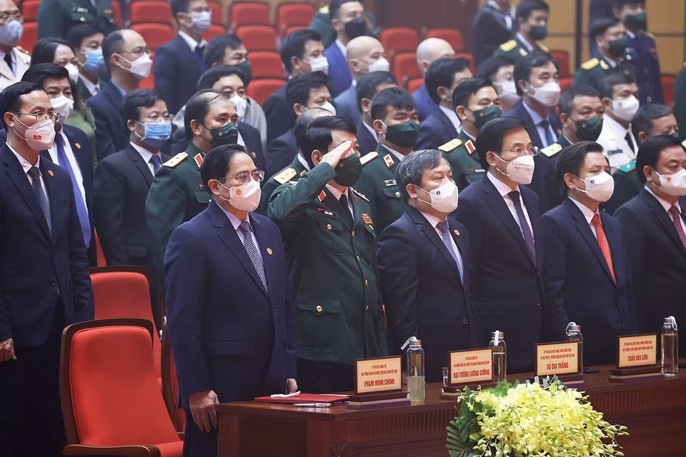Hình ảnh Thủ tướng Phạm Minh Chính và các đại biểu thực hiện nghi lễ chào cờ. (Ảnh: Dương Giang/TTXVN)