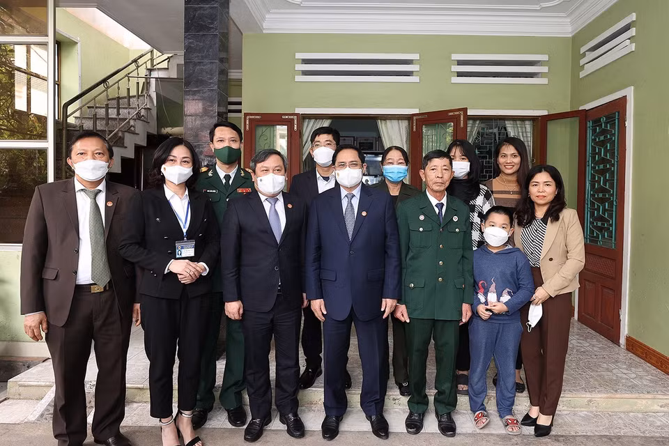 Thủ tướng Phạm Minh Chính thăm, động viên thương binh nặng (hạng 1/4) Trần Kiên Cường và gia đình. (Ảnh: Dương Giang/TTXVN)