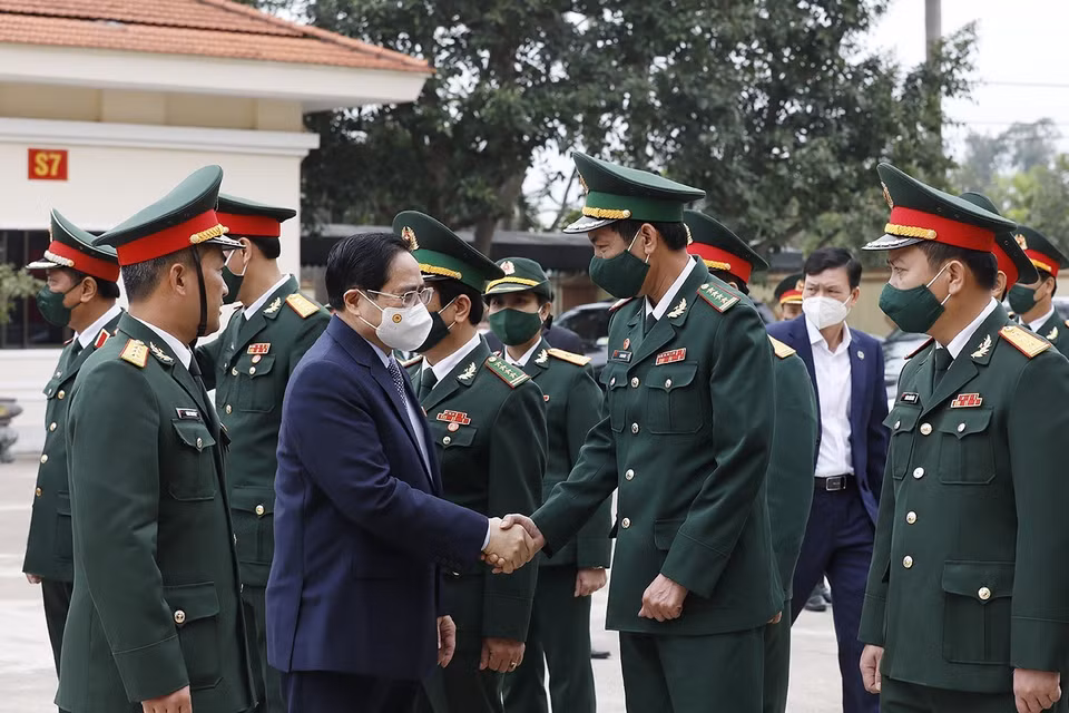 Nhân kỷ niệm 77 năm Ngày thành lập Quân đội nhân dân Việt Nam và 32 năm Ngày hội quốc phòng toàn dân, sáng 22/12, Thủ tướng Phạm Minh Chính đến thăm cán bộ, chiến sỹ Bộ Chỉ huy quân sự tỉnh Quảng Bình. (Ảnh: Dương Giang/TTXVN)
