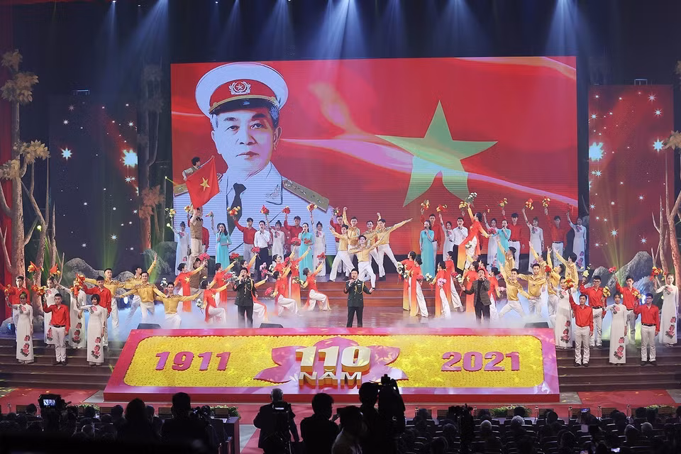 Chương trình nghệ thuật chào mừng kỷ niệm 110 năm ngày sinh Đại tướng Võ Nguyên Giáp. (Ảnh: Dương Giang/TTXVN)