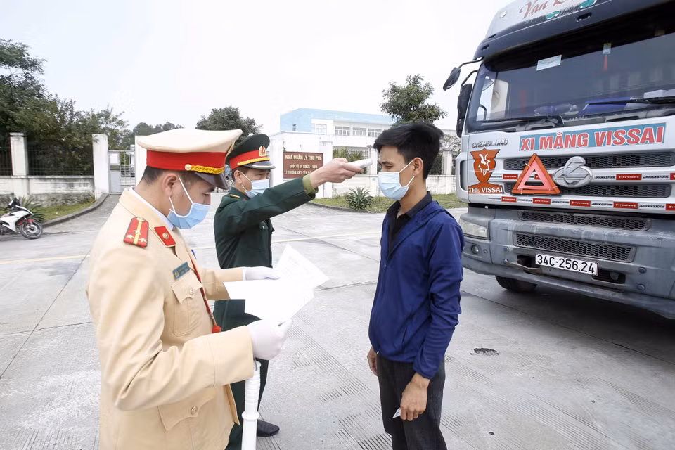 Kiểm tra thân nhiệt và khai báo y tế với người muốn vào địa bàn tỉnh Hưng Yên tại nút giao huyện Yên Mỹ với cao tốc Hà Nội-Hải Phòng. (Ảnh: Phạm Kiên/TTXVN)