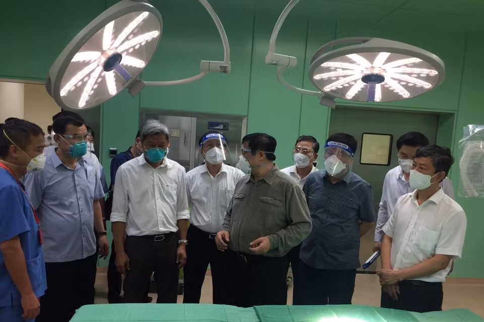 Thủ tướng Phạm Minh Chính kiểm tra cơ sở vật chất tại bệnh viện dã chiến Hồi sức tích cực ở Bệnh viện quốc tế Becamex tỉnh Bình Dương. (Ảnh: TTXVN)