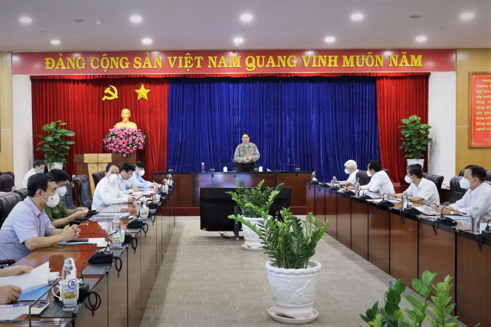 Quang cảnh buổi làm việc giữa Thủ tướng Chính phủ Phạm Minh Chính, Trưởng Ban chỉ đạo Quốc gia phòng, chống dịch COVID-19 với lãnh đạo tỉnh Bình Dương. (Ảnh: TTXVN)