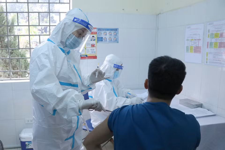 Thực hiện mũi tiêm vaccine phòng COVID-19 cho bác sỹ Nguyễn Đức Hạnh, Trưởng khoa Hồi sức cấp cứu (Bệnh viện dã chiến Điện Biên Phủ). Đây là trường hợp đầu tiên được tiêm vaccine COVID-19 trên địa bàn tỉnh Điện Biên. (Ảnh: Xuân Tiến/TTXVN)