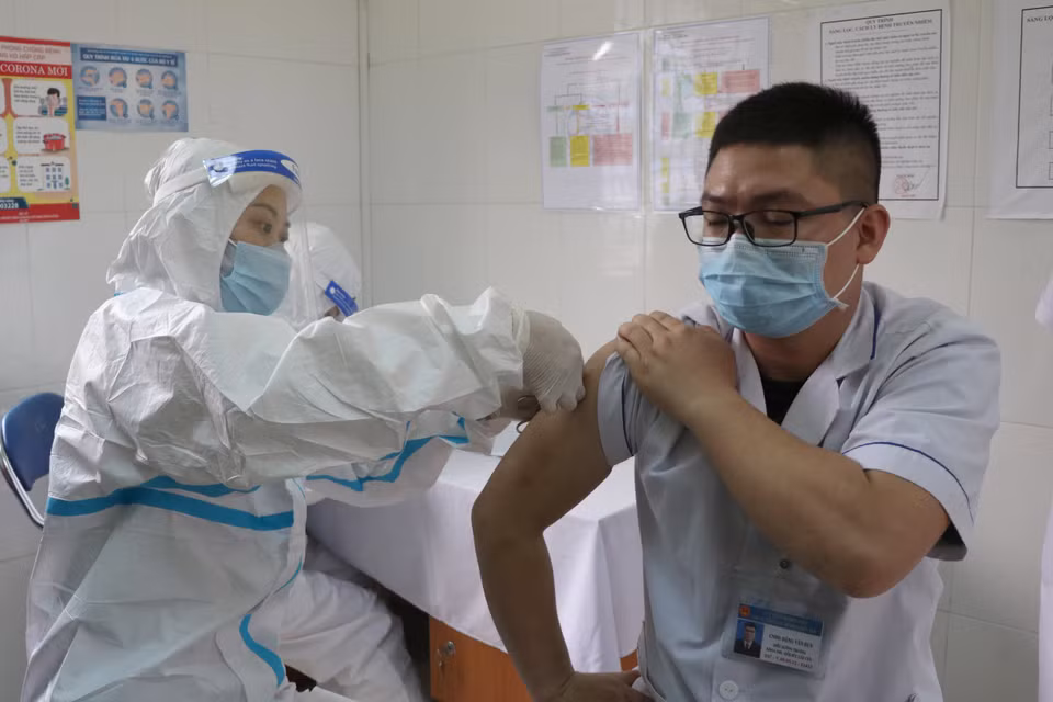 Bác sỹ Đặng Văn Huy, công tác tại Bệnh viện dã chiến Điện Biên Phủ được tiêm vaccine phòng COVID-19. (Ảnh: Xuân Tiến/TTXVN)