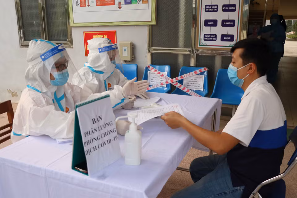 Ngành Y tế tỉnh Điện Biên đã chỉ đạo cơ sở tiêm vaccine phòng COVID-19 thực hiện đầy đủ các quy định về an toàn tiêm chủng và phòng chống dịch COVID-19. (Ảnh: Xuân Tiến/TTXVN)