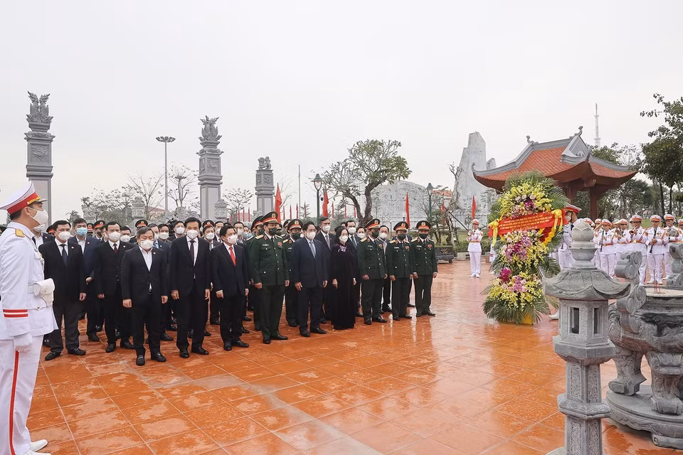 Hình ảnh Thủ tướng Phạm Minh Chính dâng hương tưởng niệm Chủ tịch Hồ Chí Minh và các anh hùng liệt sỹ tại Quảng Bình. (Ảnh: Dương Giang/TTXVN)