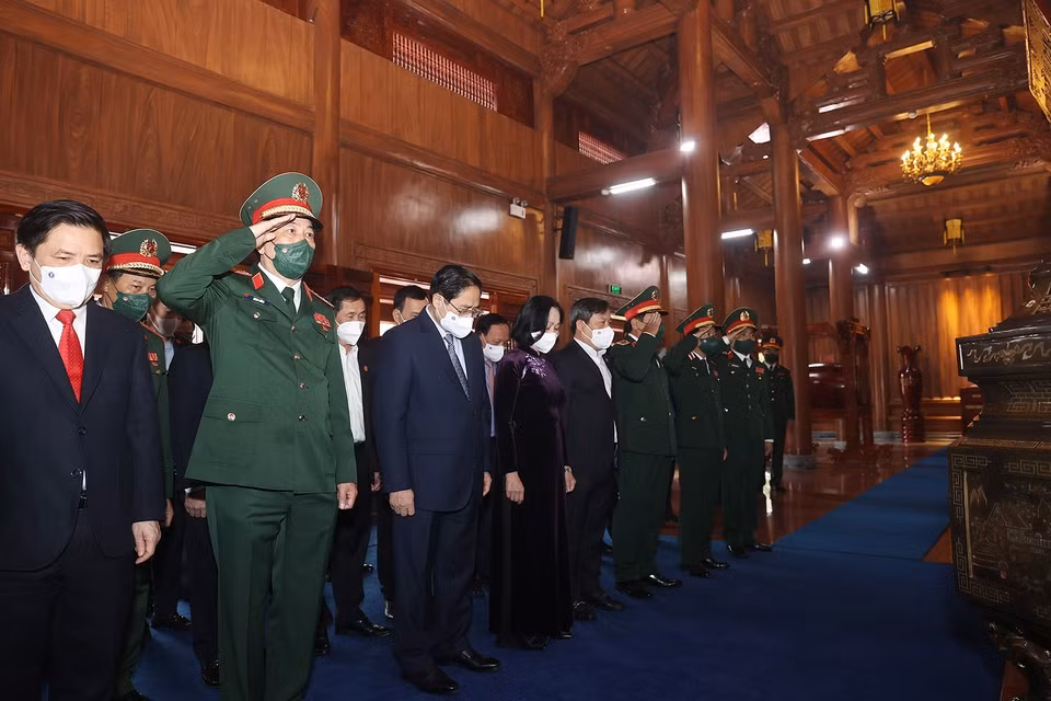 Thủ tướng Phạm Minh Chính dâng hương tưởng niệm Chủ tịch Hồ Chí Minh và các anh hùng liệt sỹ tại Quảng Bình. (Ảnh: Dương Giang/TTXVN)