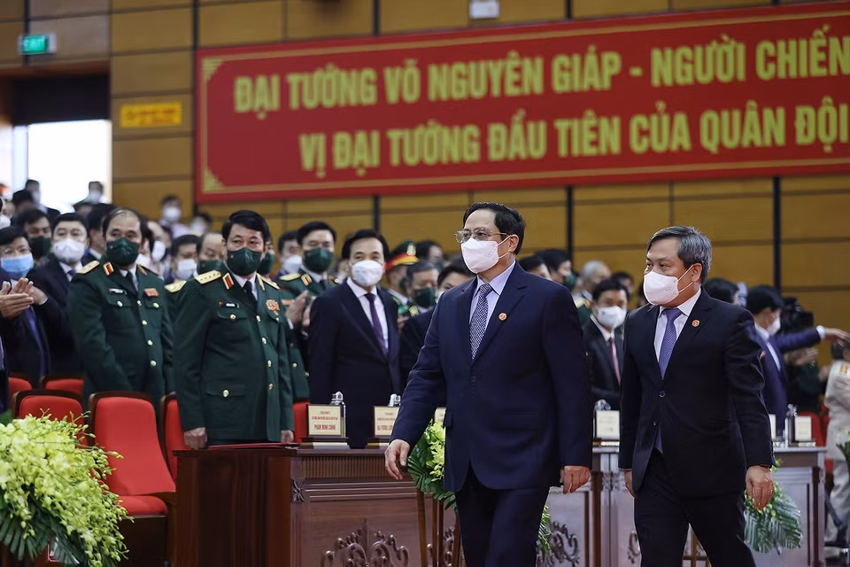 Thủ tướng Phạm Minh Chính đến dự buổi lễ kỷ niệm 110 năm Ngày sinh Đại tướng Võ Nguyên Giáp. (Ảnh: Dương Giang/TTXVN)
