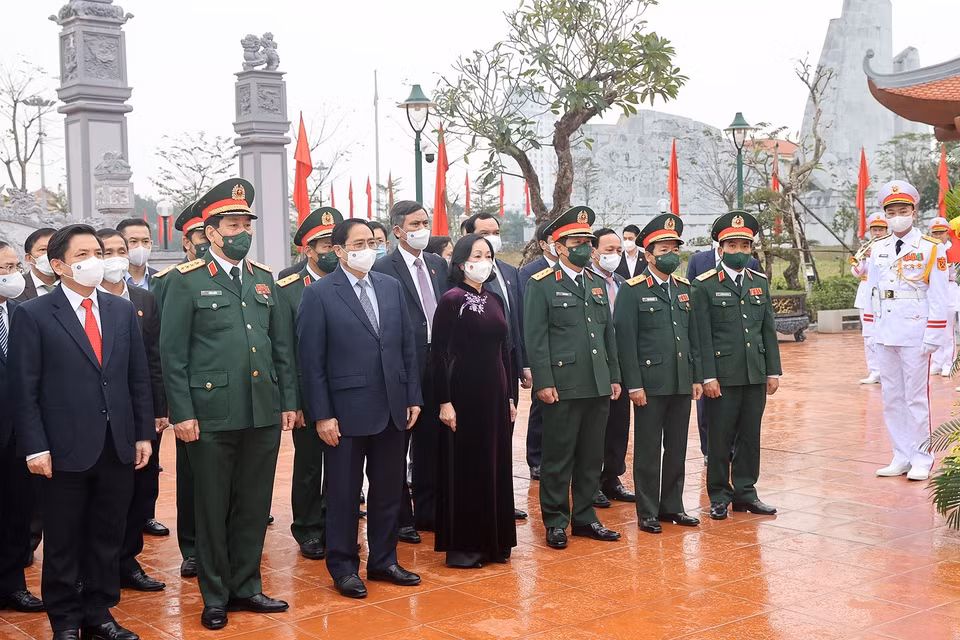Thủ tướng Phạm Minh Chính và các đại biểu dâng hương tưởng niệm Chủ tịch Hồ Chí Minh và các anh hùng liệt sỹ tại Quảng Bình. (Ảnh: Dương Giang/TTXVN)