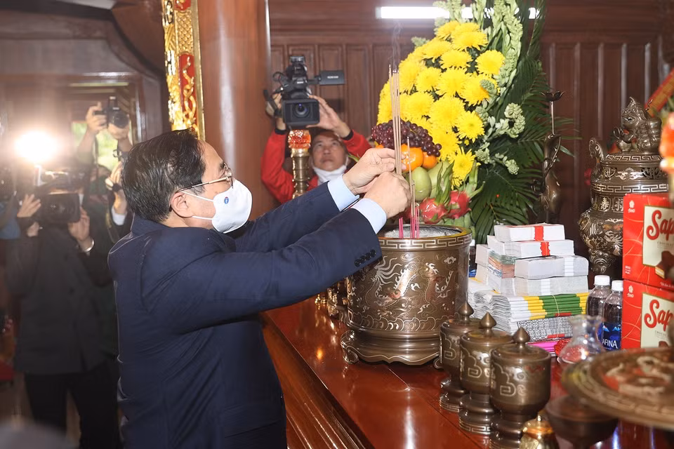 Thủ tướng Phạm Minh Chính dâng hương tưởng niệm Chủ tịch Hồ Chí Minh và các anh hùng liệt sỹ tại Quảng Bình. (Ảnh: Dương Giang/TTXVN)