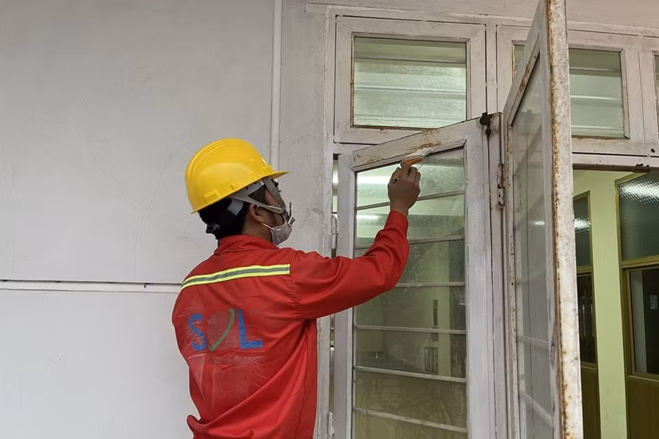 Công nhân thi công cải tạo lại các hạng mục trong Trung tâm thực hành thực nghiệm - Trường Đại học Sao Đỏ để đáp ứng yêu cầu điều trị COVID-19. (Ảnh: TTXVN phát)