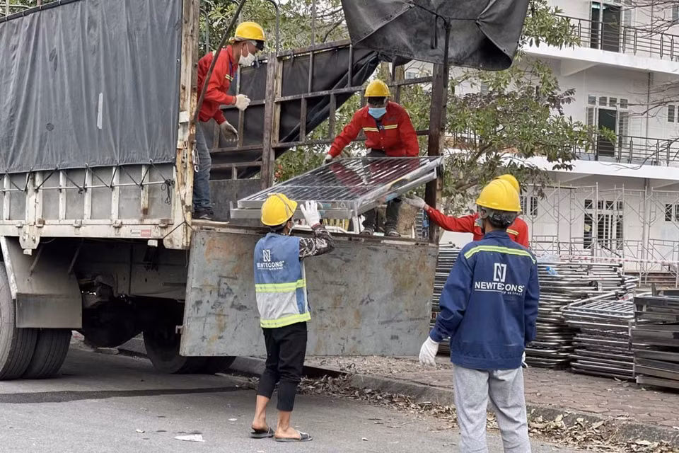 Các trang thiết bị của bệnh viện dã chiến Tiên Sơn (Đà Nẵng) đã được vận chuyển đến thành phố Chí Linh, chuẩn bị lắp đặt. (Ảnh: TTXVN phát)
