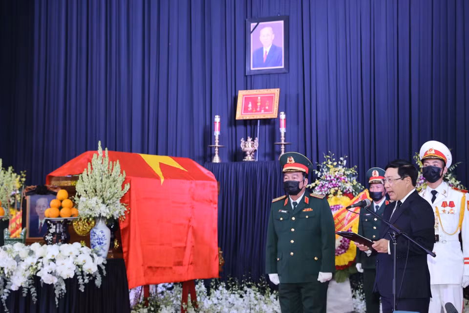Ông Phạm Bình Minh, Ủy viên Bộ Chính trị, Phó Thủ tướng Chính phủ, Bộ trưởng Bộ Ngoại giao, Trưởng Ban Lễ tang đọc lời điếu. (Ảnh: Thống Nhất/TTXVN)