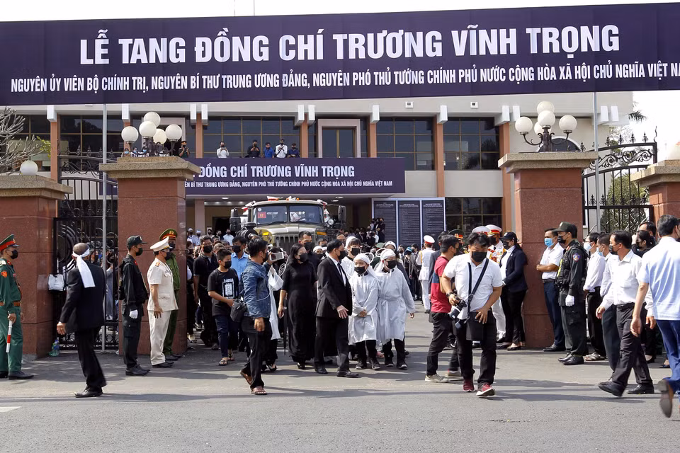 Đông đảo người dân trong và ngoài tỉnh Bến Tre cùng gia đình tiễn biệt đồng chí Trương Vĩnh Trọng về nơi an nghỉ cuối cùng. (Ảnh: Thanh Vũ/TTXVN)