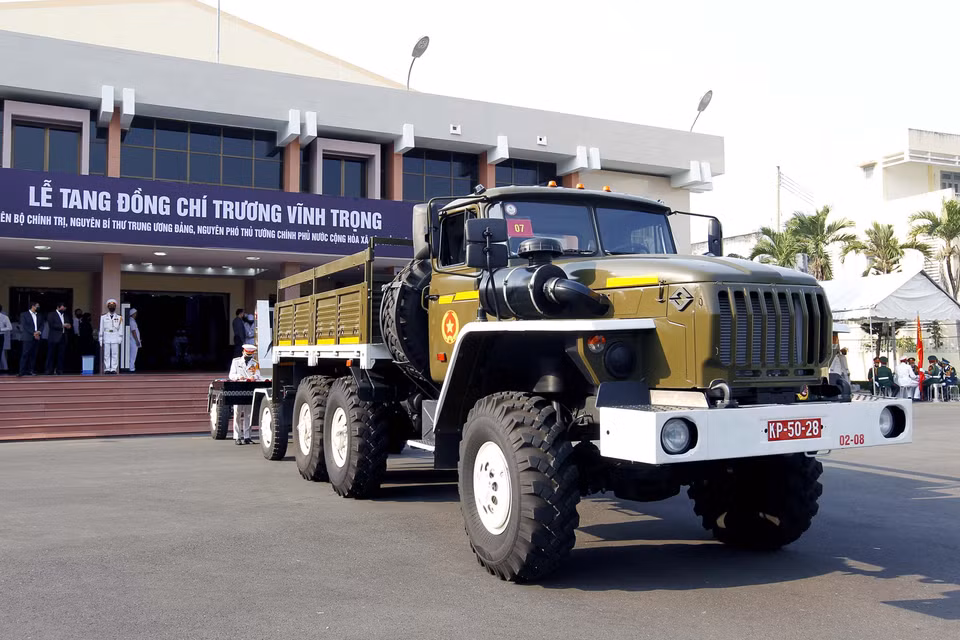 Đoàn nghi lễ Quân khu 7 chuẩn bị di quan tiễn biệt nguyên Phó Thủ tướng Trương Vĩnh Trọng về nơi an nghỉ cuối cùng. (Ảnh: Thanh Vũ/TTXVN)