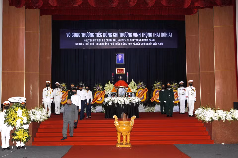 Đông đảo người dân trong và ngoài tỉnh Bến Tre đến thắp hương tiễn biệt nguyên Phó Thủ tướng Trương Vĩnh Trọng về nơi an nghỉ cuối cùng. (Ảnh: Thanh Vũ/TTXVN)