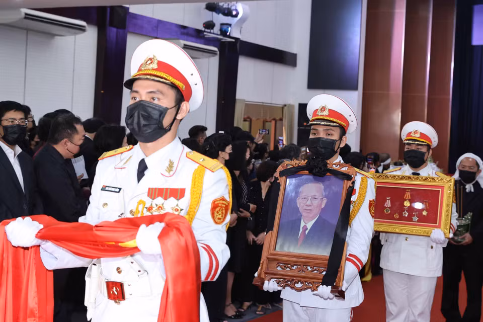 Đội Nghi lễ Quân đội rước di ảnh đồng chí Trương Vĩnh Trọng. (Ảnh: Thống Nhất/TTXVN)